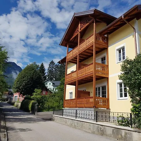 Lilly - Luxus Im Villenviertel