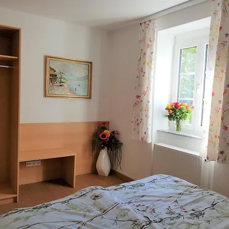 Lilly - Luxus Im Villenviertel