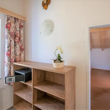 Lilly - Luxus Im Villenviertel