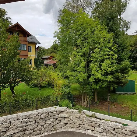 Lilly - Luxus Im Villenviertel