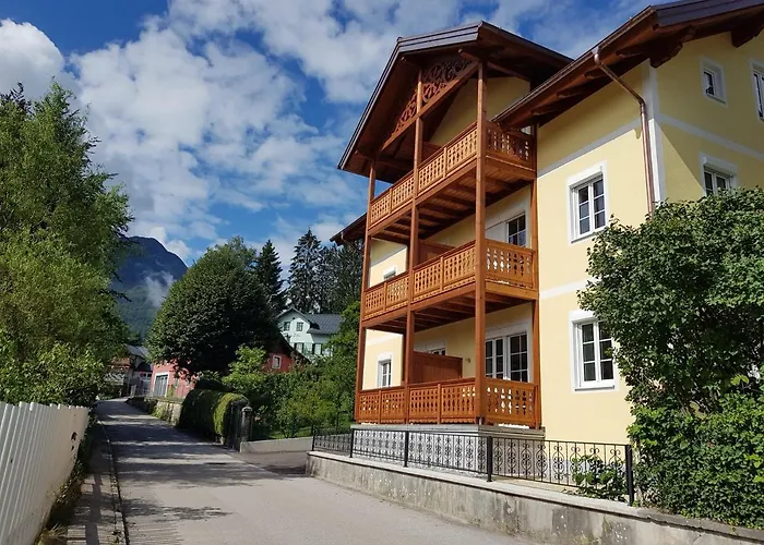 Lilly - Luxus Im Villenviertel