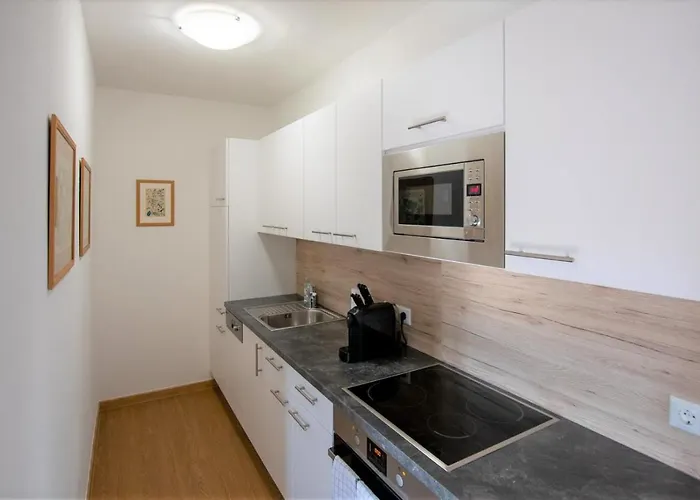 Lilly - Luxus Im Villenviertel