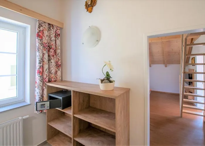 Lilly - Luxus Im Villenviertel