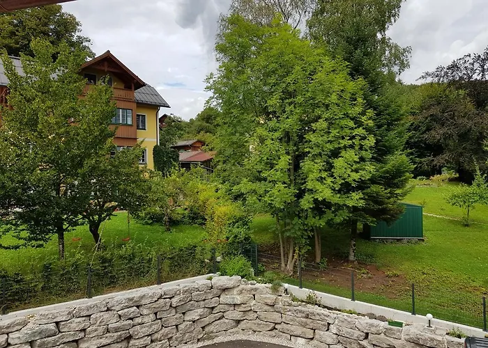 Lilly - Luxus Im Villenviertel