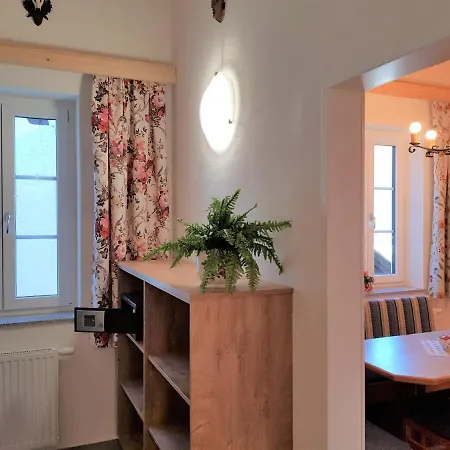 Lilly - Luxus Im Villenviertel