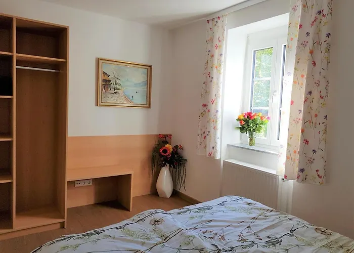 Lilly - Luxus Im Villenviertel