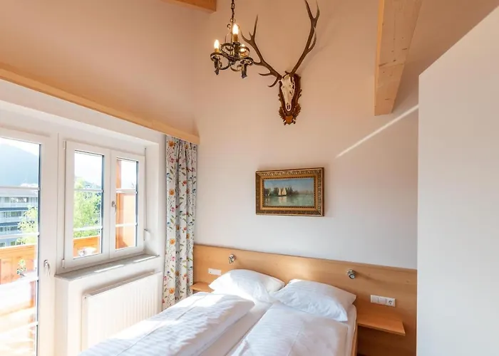 Lilly - Luxus Im Villenviertel