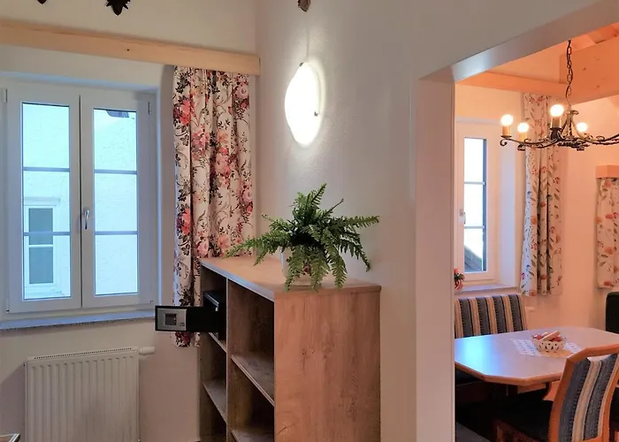 Lilly - Luxus Im Villenviertel